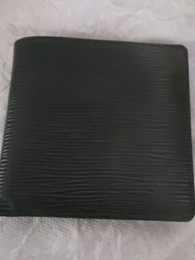 Classic Black Men's Bi-Fold Wallet - Sleek Textured Design
